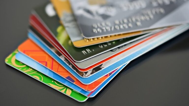 Tarjeta de crédito vs tarjeta de débito: Principales ventajas y desventajas