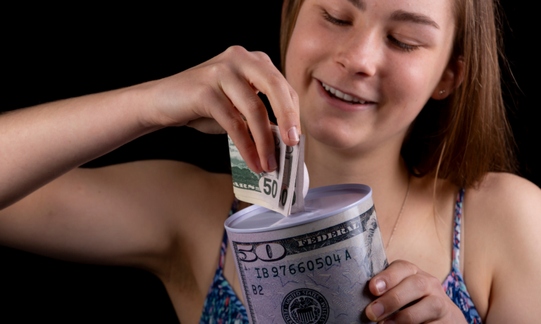 Cómo enseñar a los adolescentes sobre el dinero