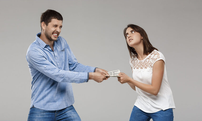 Cómo hablar de dinero con su cónyuge y qué no hacer