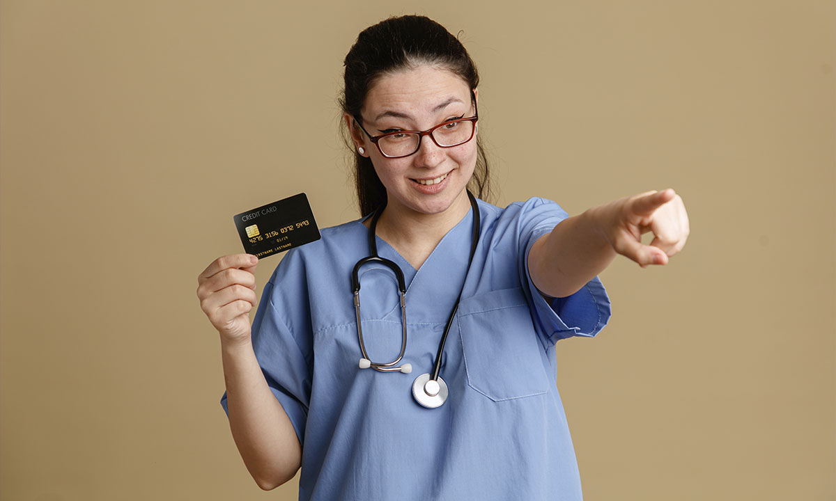 Cómo utilizar una tarjeta de crédito para pagar una cuenta médica